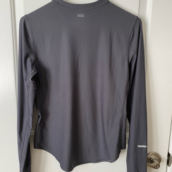 DSG Women's Run Long Sleeve
Shirt - EUC - with thumb holes - Picture 7 of 7